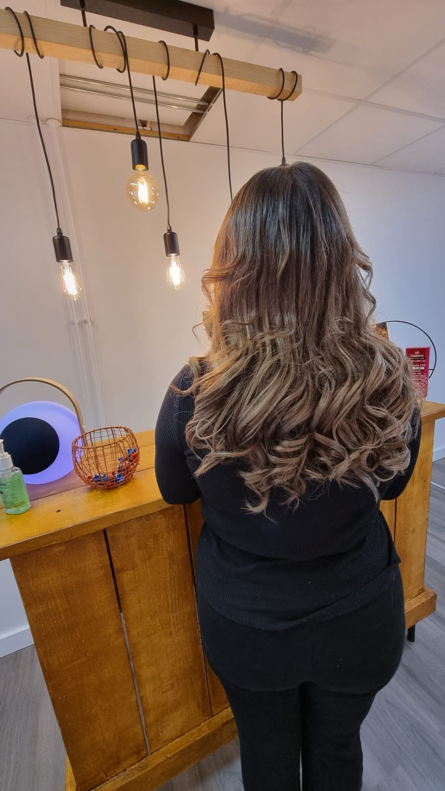 Dames knippen en stylen: bruine krullen met balayage bij Hairstudio Veghel