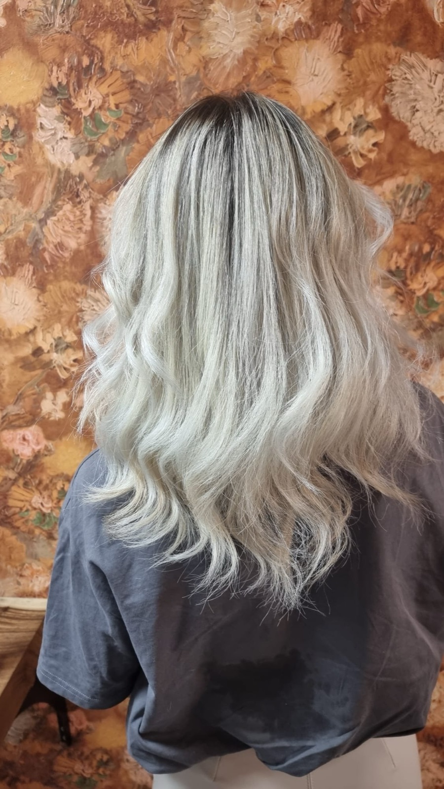 Zilverblonde balayage met zachte golven, gekleurd bij Hairstudio Veghel